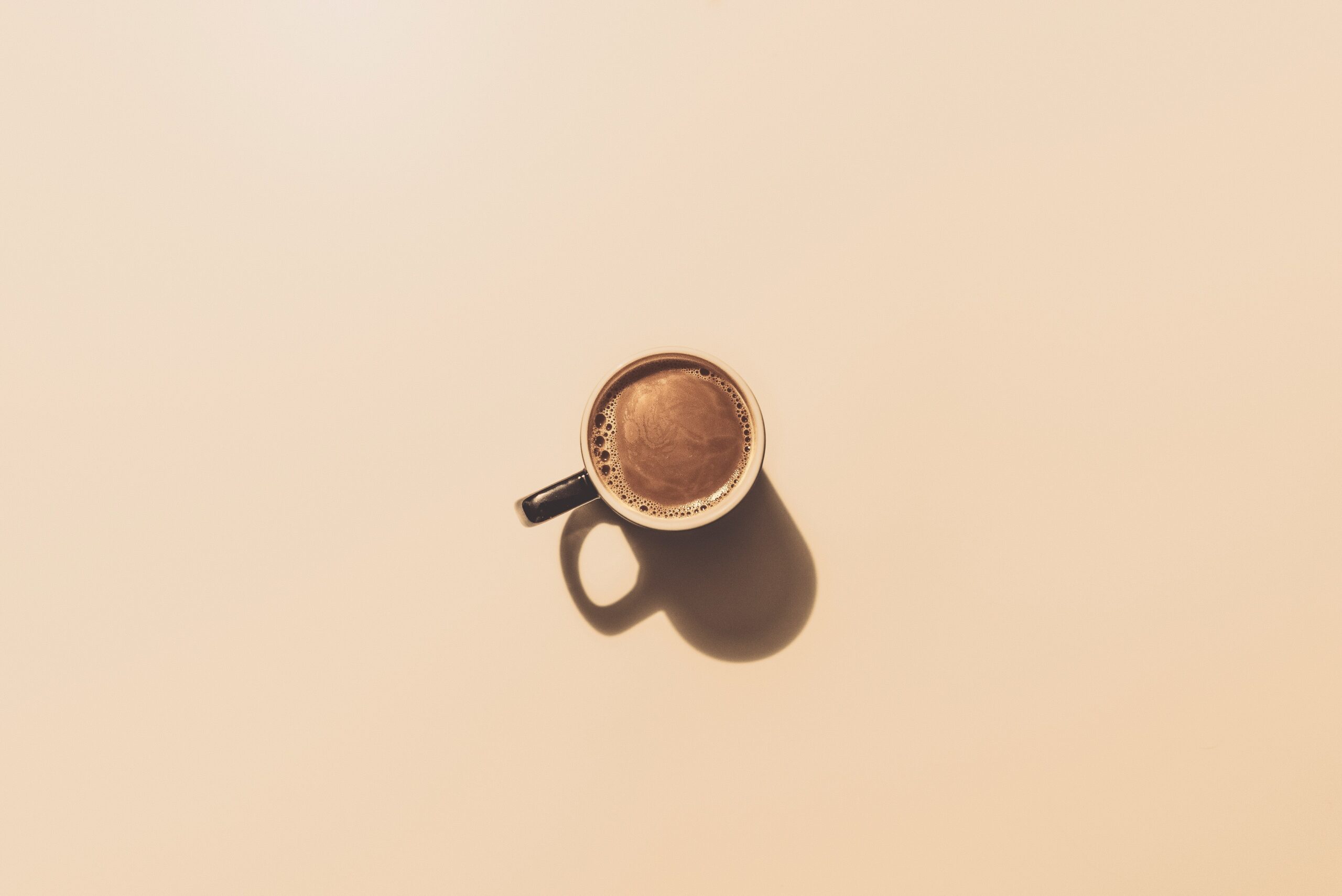 落ち着いた雰囲気のカフェの様子