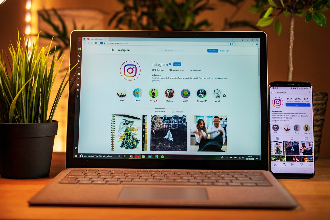 よくある質問をイメージするPCとiphoneの画面