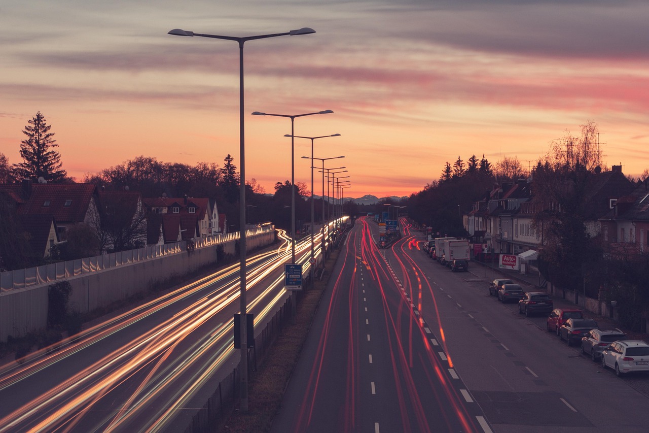 夕方の道路が続く風景