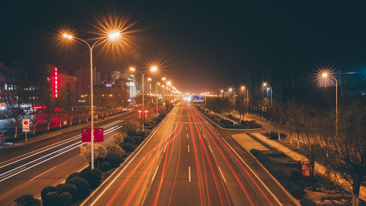 夜の道路が続く風景